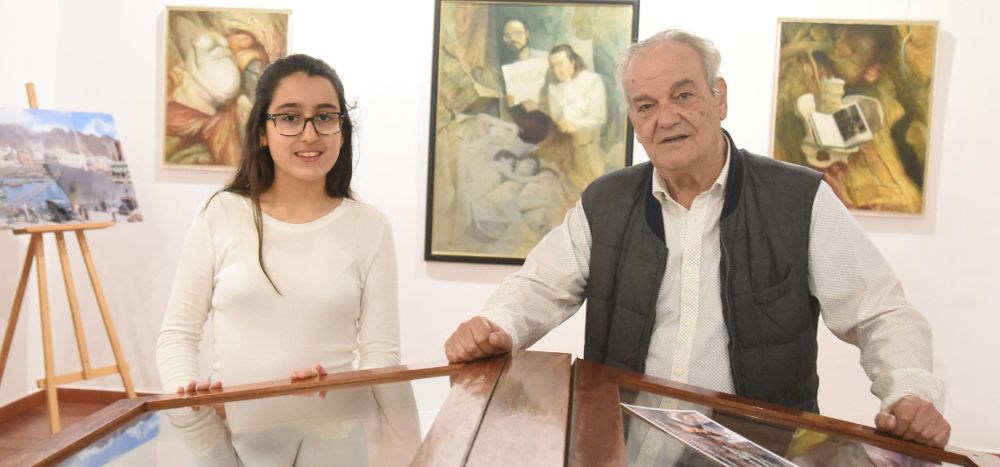Lidia Tejera y Víctor Ezquerro posan en la sala del Museo Histórico Militar de Canarias, donde se exponen obras del catedrático de Bellas Artes.