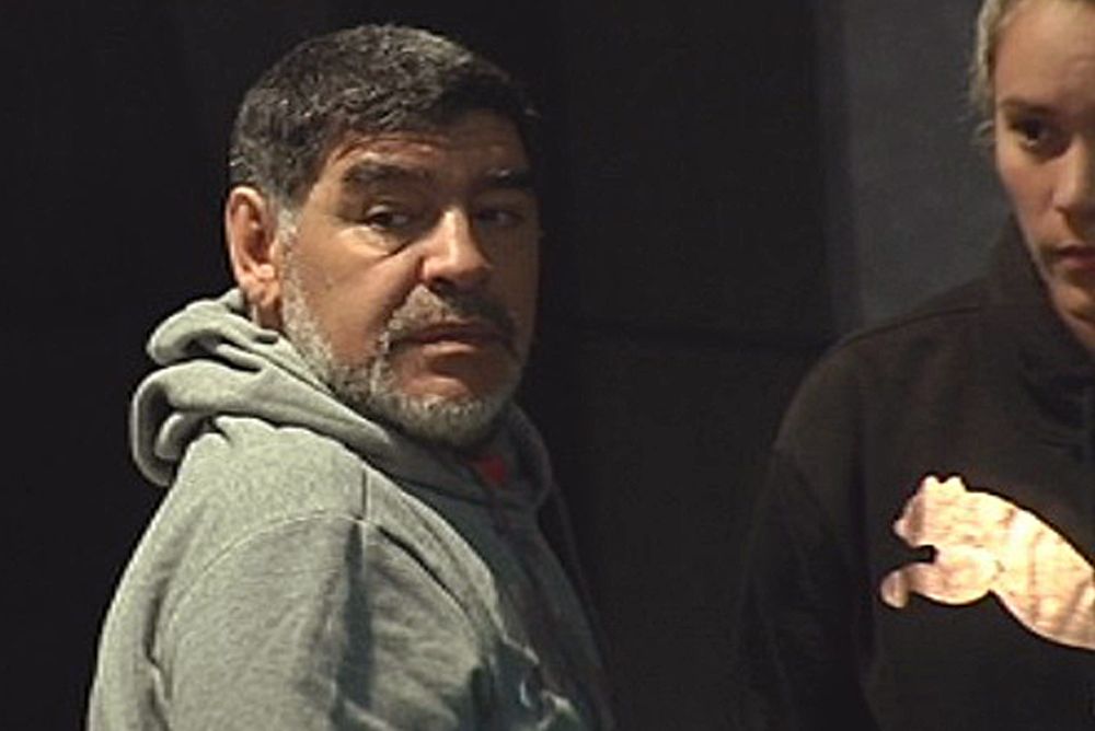 Maradona, junto a su novia Rocío Oliva en el hotel de Madrid donde se hospedan. 