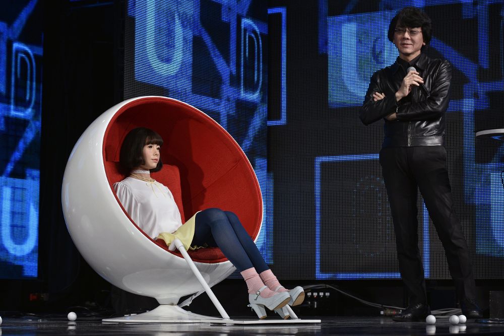 El humanoide interactivo Android llamado "Androidol U" es presentado durante un evento en Tokio, hoy, 15 de febrero.