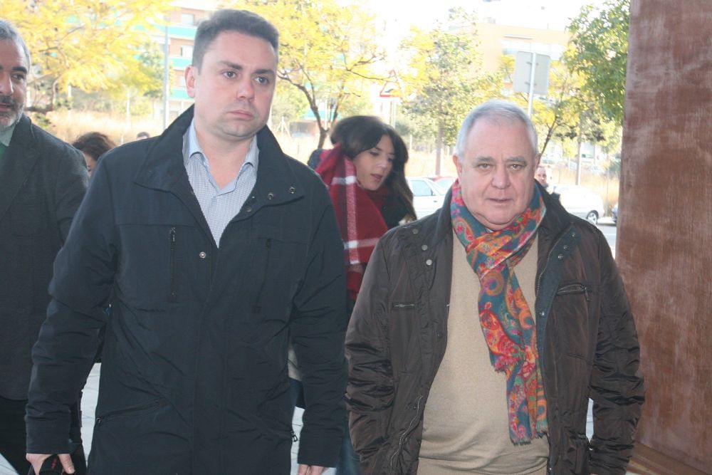 El extesorero de CDC, Andreu Viloca (d), a su llegada a los juzgados de El Vendrell (Tarragona).