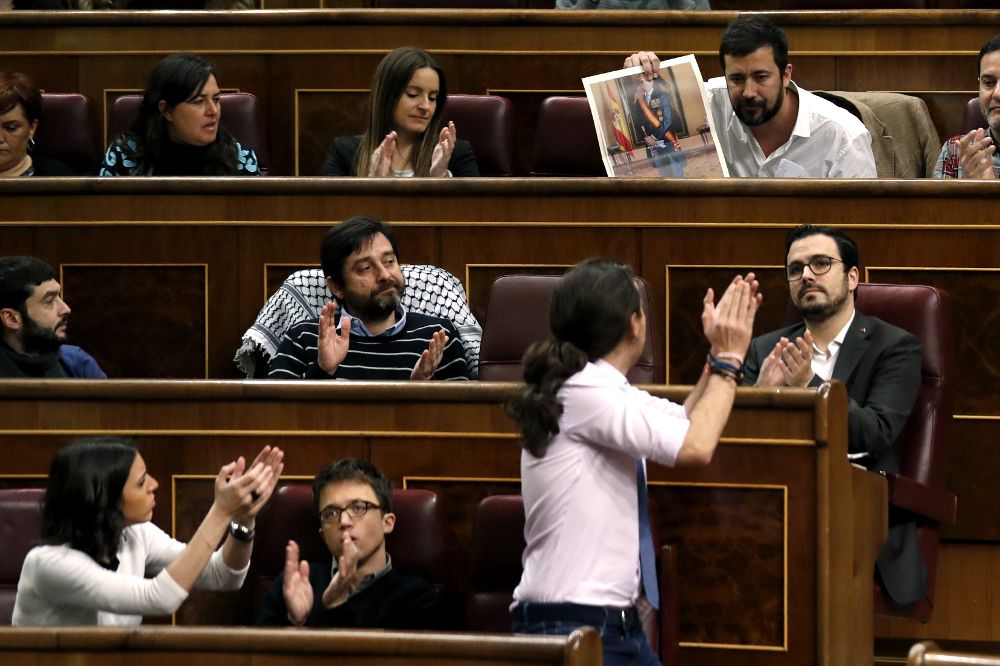 Los diputados de Podemos aplauden al diputado de GP-EC-EM, Antonio Gómez-Reino,detrás, tras la pregunta que formuló al ministro de Hacienda, Cristóbal Montoro.