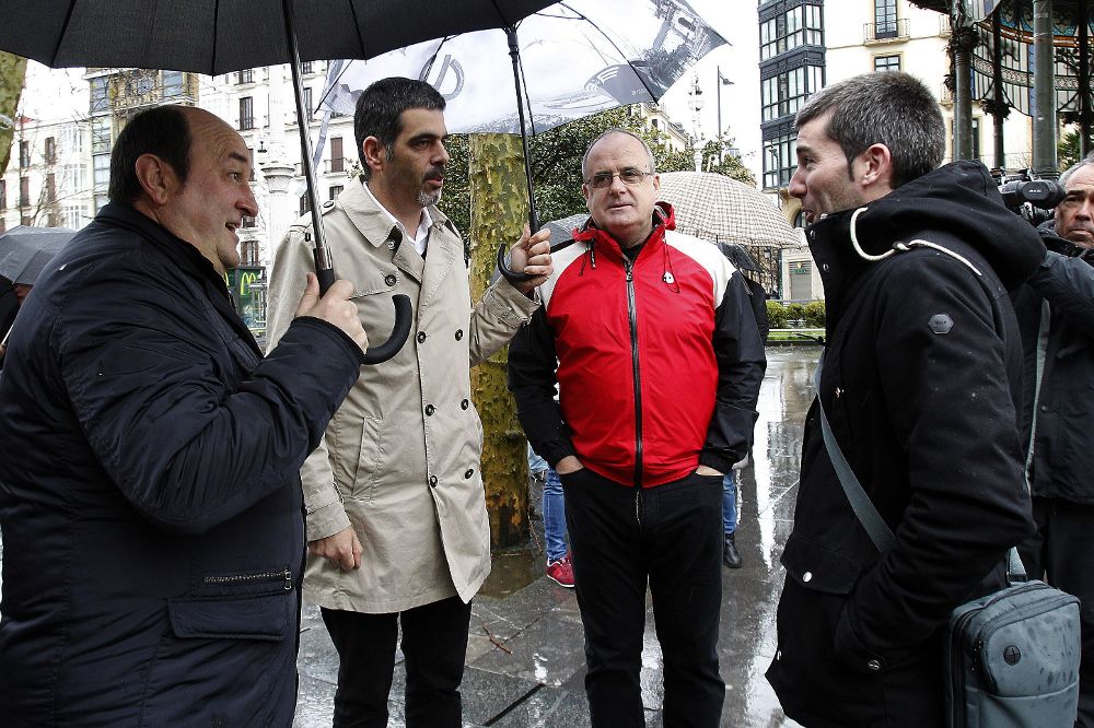 El presidente del PNV, Andoni Ortuzar (i), con el alcade de San Sebastián, el presidente del GBB y el portavoz de Sortu y responsable de Acción Política.
