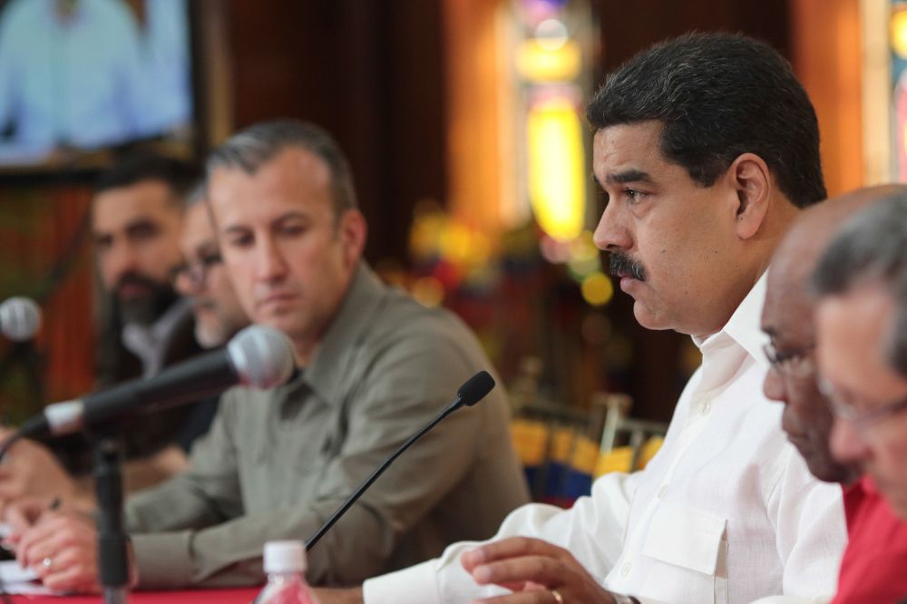 El presidente Maduro (3d), junto al vicepresidente de Venezuela, Tareck El Aissami (3i).
