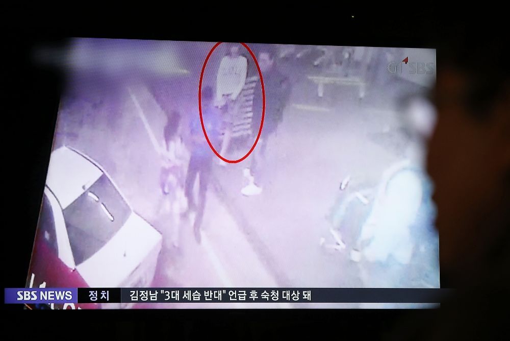 Un ciudadano surcoreano observa un informativo en la televisión en el que aparece la supuesta mujer responsable de la muerte de Kim Jong-nam.