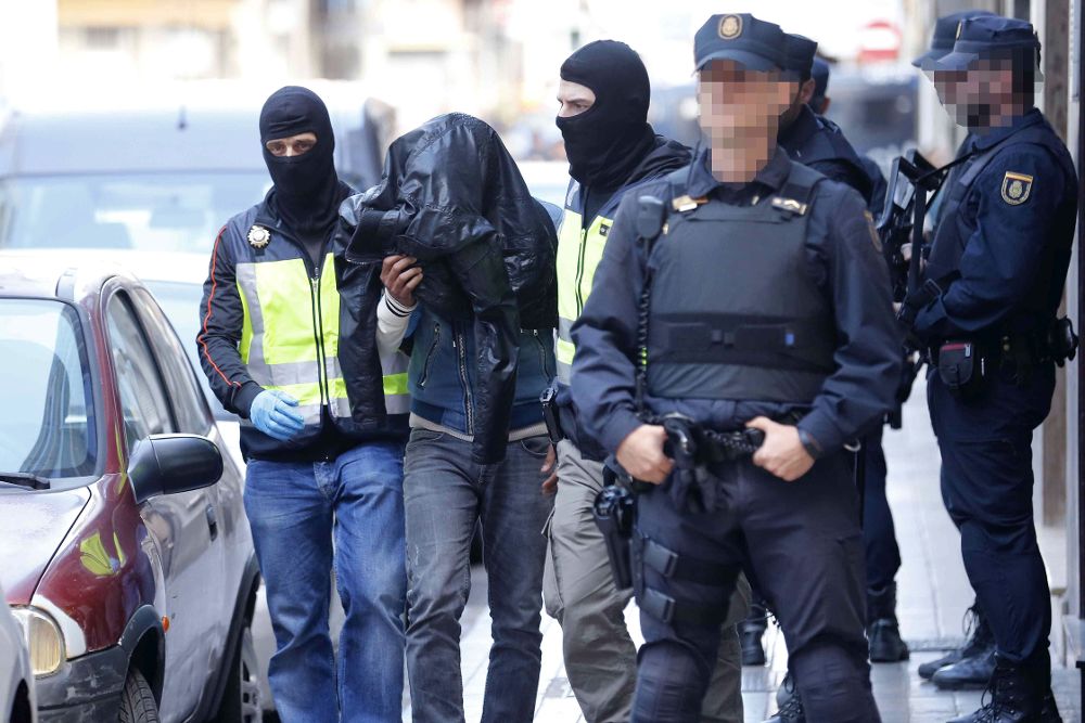 Agentes de la Policía Nacional escoltan al ciudadano marroquí detenido en el barrio de Guanarteme de Las Palmas de Gran Canaria.