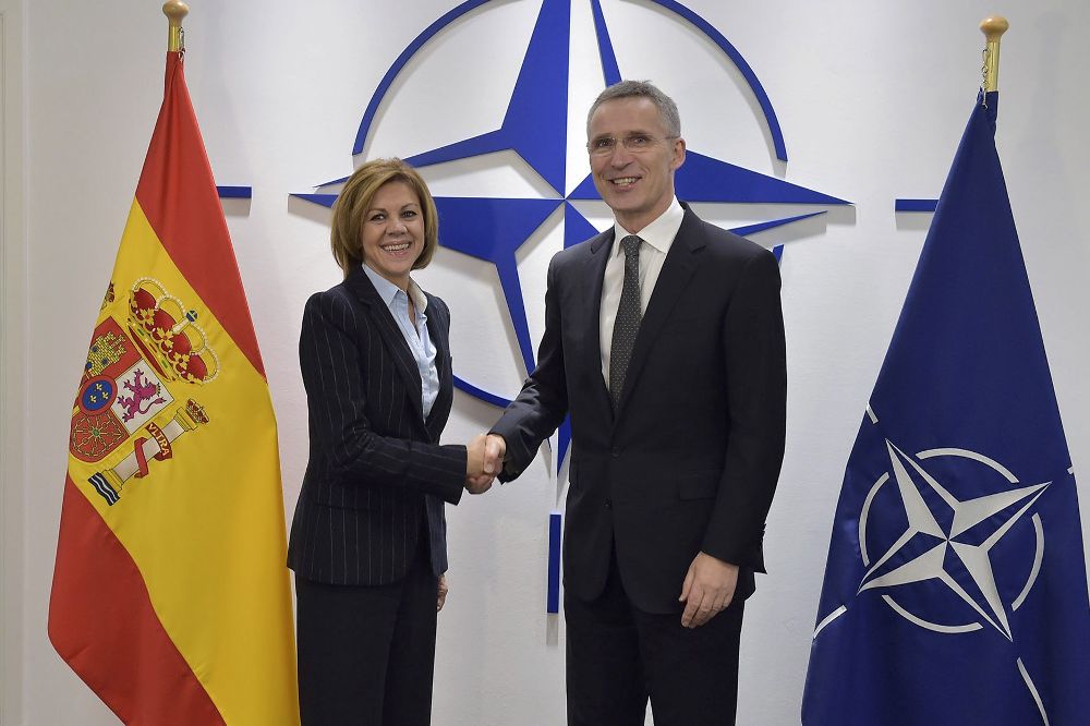 Foto facilitada por la OTAN de la ministra de Defensa, María Dolores de Cospedal, durante el saludo al secretario general de la OTAN, Jens Stoltenberg.
