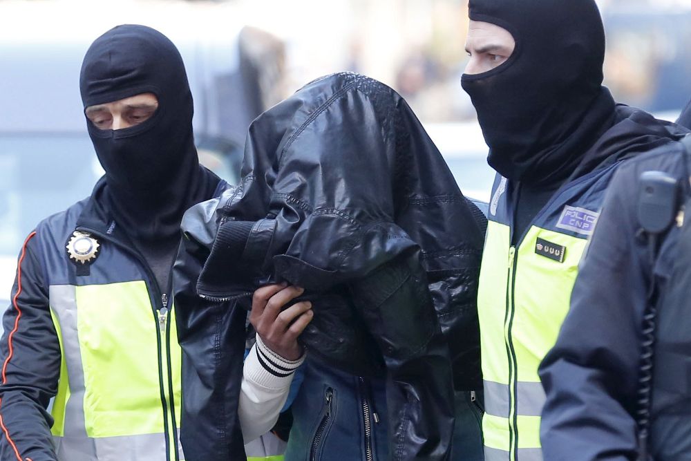Agentes de la Policía Nacional escoltan al ciudadano marroquí detenido en el barrio de Guanarteme, de Las Palmas de Gran Canaria.