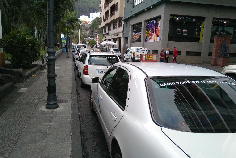 Taxis en una parada de la capital palmera.