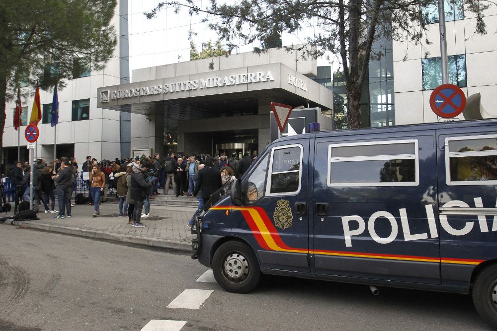 Un furgón policial aparcado a las puertas del Hotel Eurostars Suites Mirasierra (Madrid), en el que se hospeda el exfutbolista argentino Diego Armando Maradona.