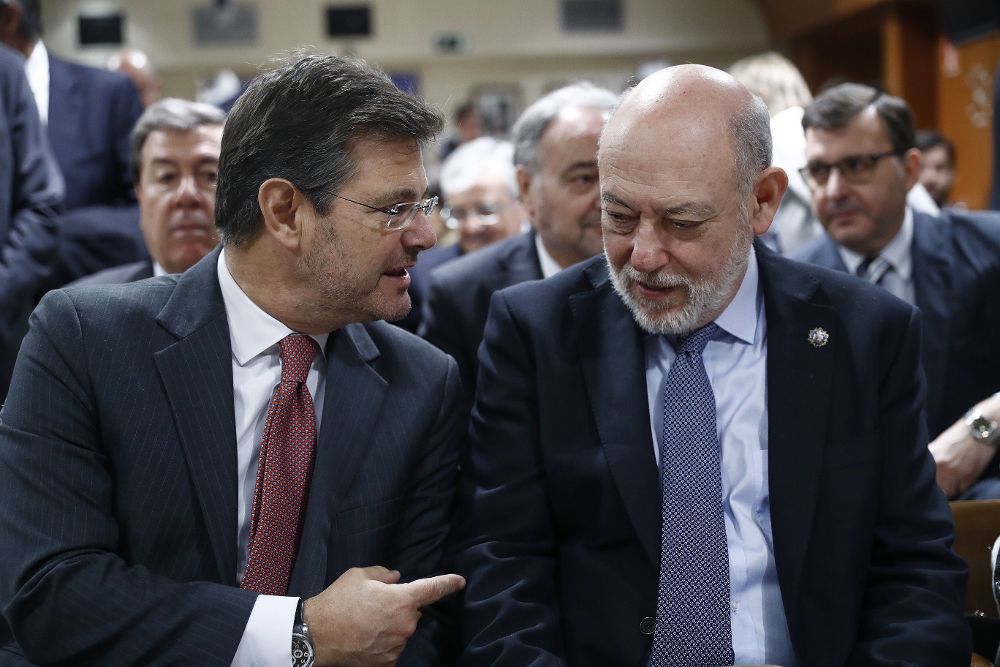 El ministro de Justicia, Rafael Catalá (i), y el fiscal general del Estado, José Manuel Maza.