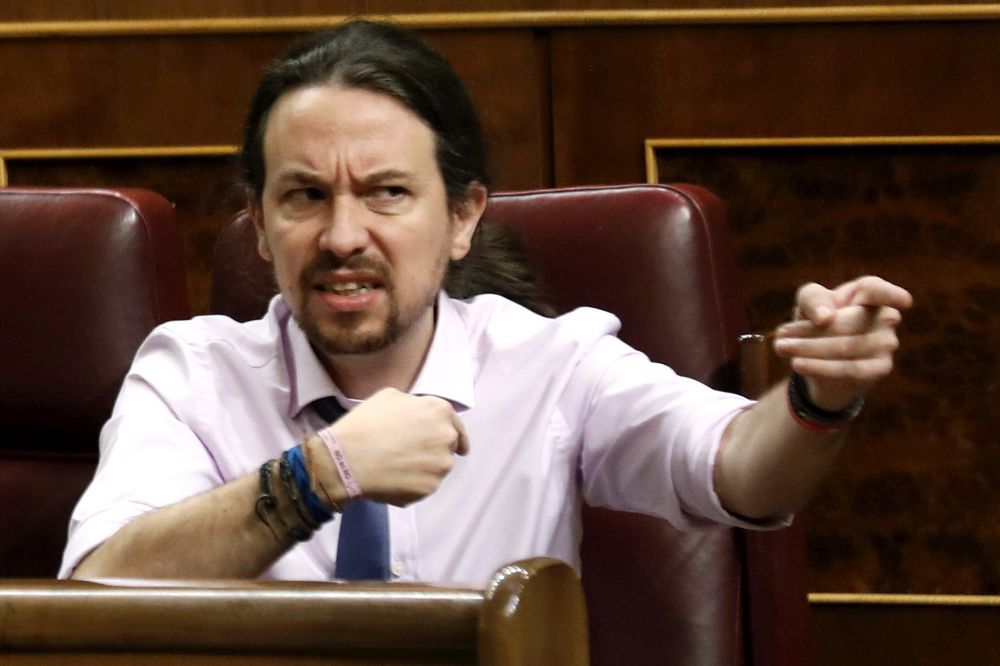 Pablo Iglesias se dirige a la bancada popular durante la sesión de control al Gobierno del miércoles.