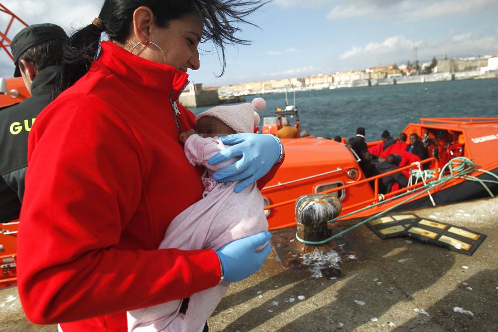 Foto del rescate de un bebé llegado en patera en Cádiz.