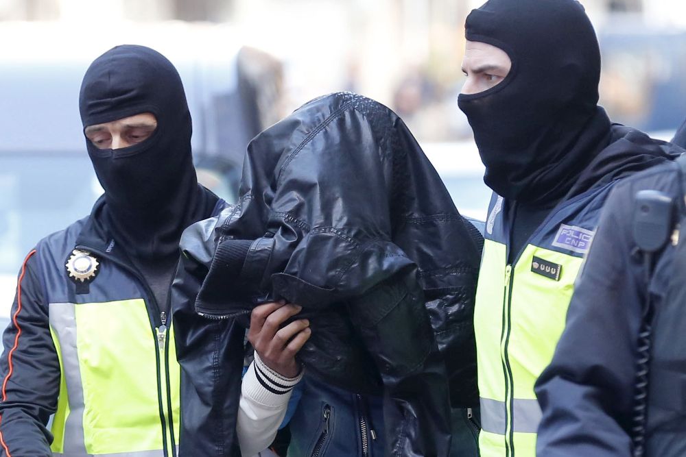 Agentes de la Policía Nacional escoltan al ciudadano marroquí detenido en el barrio de Guanarteme de Las Palmas de Gran Canaria.