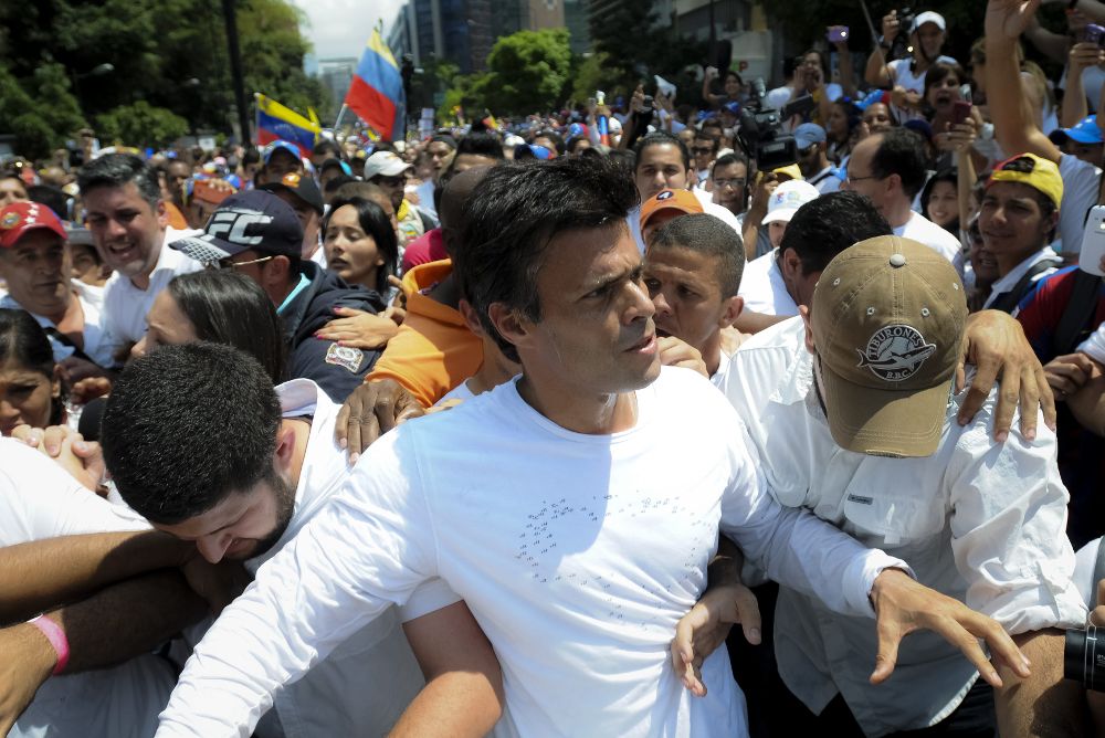 Fotografía de archivo del 18 de febrero de 2014 del dirigente opositor venezolano Leopoldo López (c).