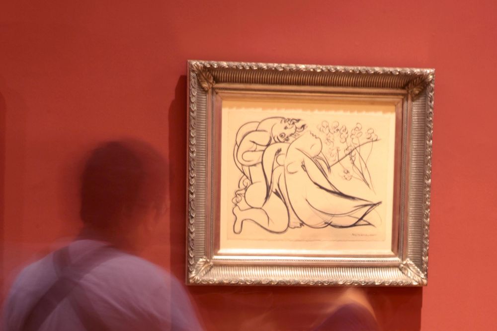 Fotografía de exposición lenta con fecha del 30 de enero del 2017, de un grabado del Minotauro de la colección "La flauta doble " del pintor español Pablo Picasso, en Lima (Perú).