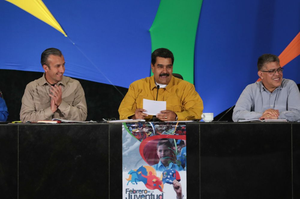 El presidente venezolano, Nicolás Maduro, el vicepresidente, Tarek ElAissami (i), y el diputado del Partido Socialista Unido de Venezuela Elías Jaua participan en un acto de Gobierno.