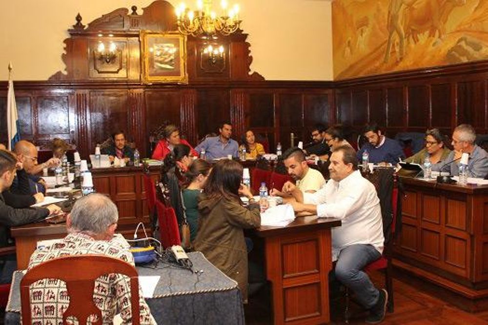 Los grupos de la oposición negocian un acuerdo sobre el presupuesto ante la "pasividad" del gobierno local.
