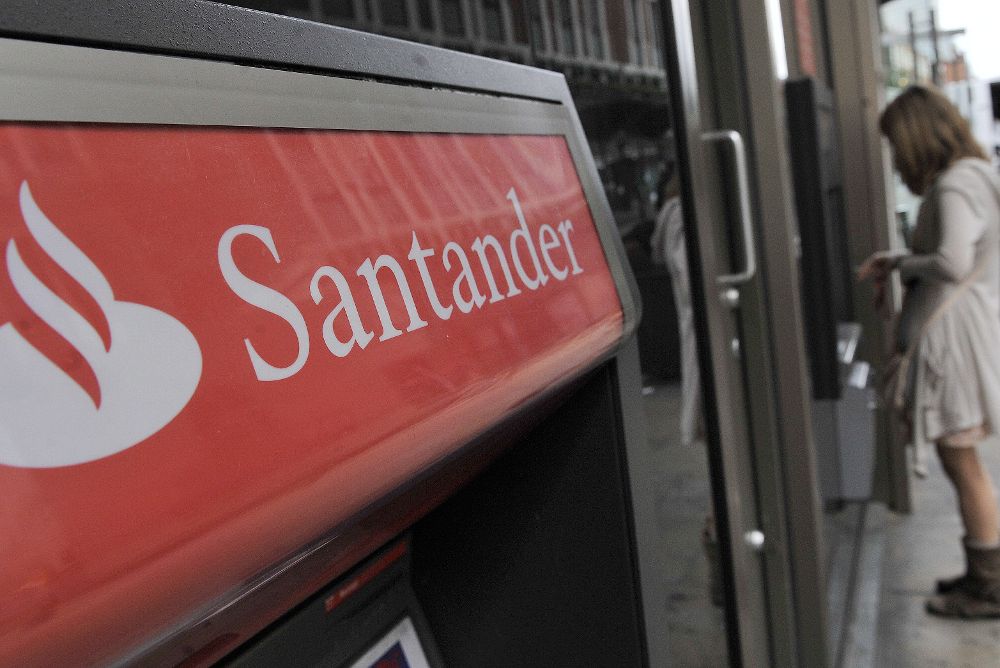 Imagen del cajero automático de una sucursal del Banco Santander.