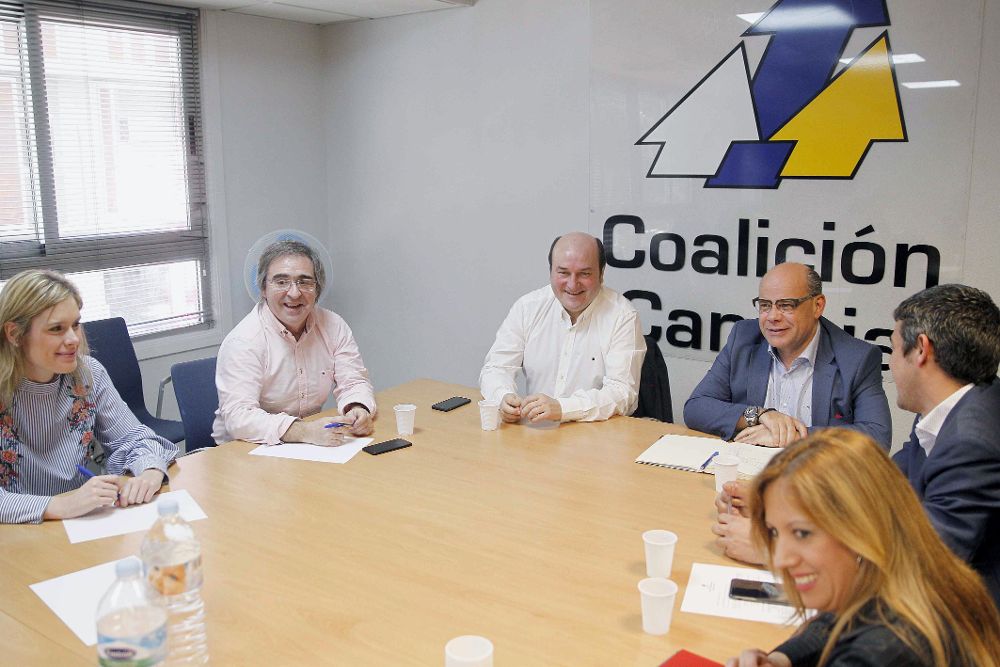 El presidente del PNV, Andoni Ortuzar (2d), y el secretario general de Coalición Canaria, José Miguel Barragán (d), durante la reunión que han mantenido para coordinar políticas en el ámbito europeo, estatal y autonómico.