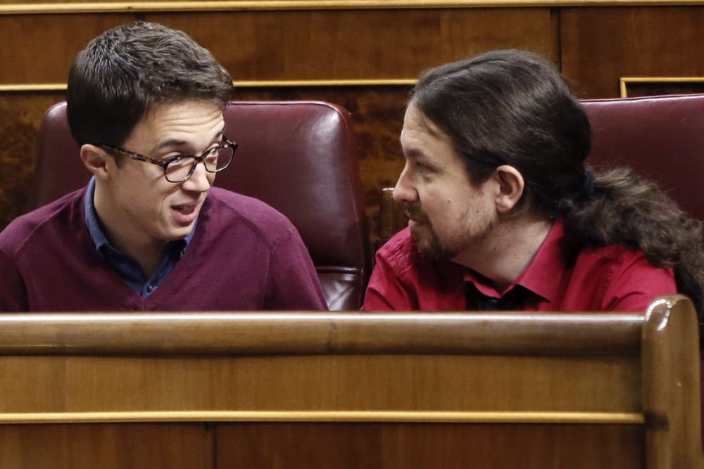El líder de Podemos, Pablo Iglesias (d), conversa con el portavoz parlamentario de esta formación, Íñigo Errejón.