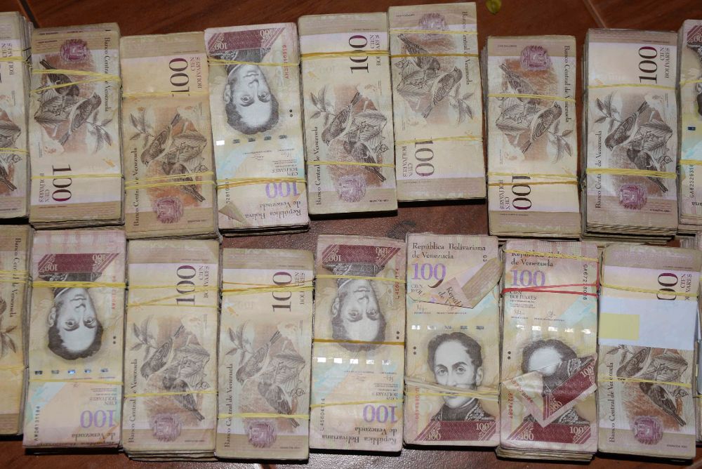 Fotografía de billetes de bolívares.