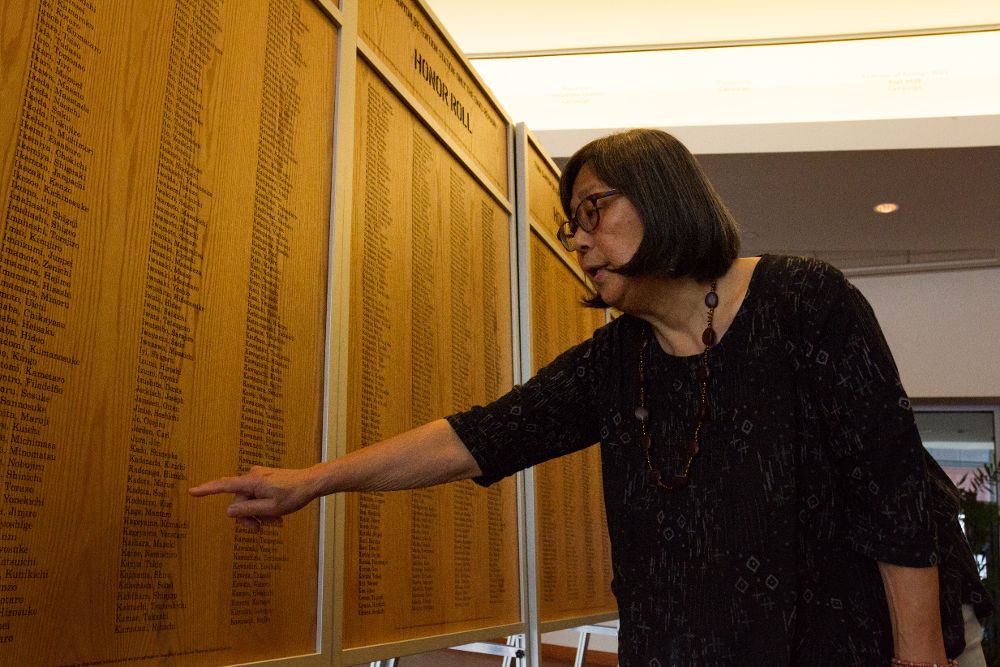 La portavoz de Nikkei for Civil Right Redress, Kathy Masaoka, señala el nombre de su abuelo en una placa que conmemora a los prisioneros japoneses en los campos de concentraciones estadounidenses.