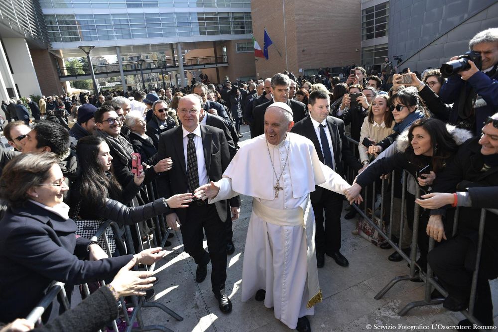 El papa Francisco (c) saluda a su llegada a una visita a la Universidad de Roma, en Roma el 17 de febrero de 2017.