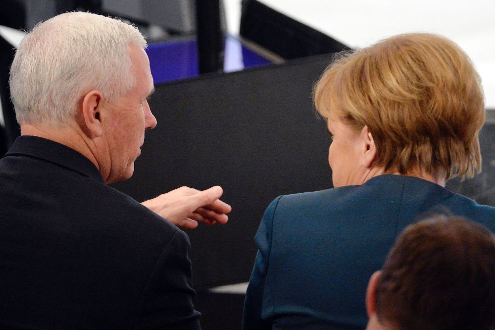 Angela Merkel con Mike Pence.