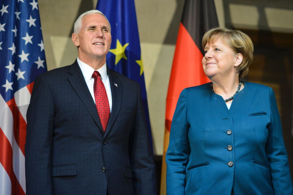 Angela Merkel posa con Mike Pence.
