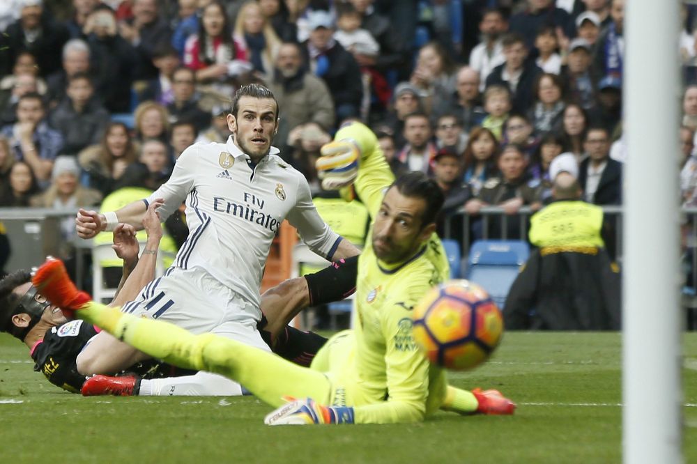 El delantero galés del Real Madrid Gareth Bale marca un gol en la portería de Diego López del Espanyol.