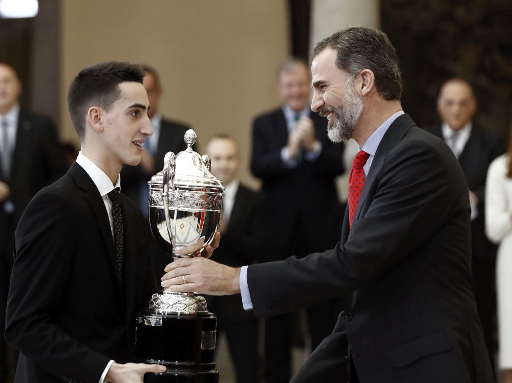 Jesús Tortosa (i) en la ceremonia de entrega de los Premios Nacionales del Deporte 2015-