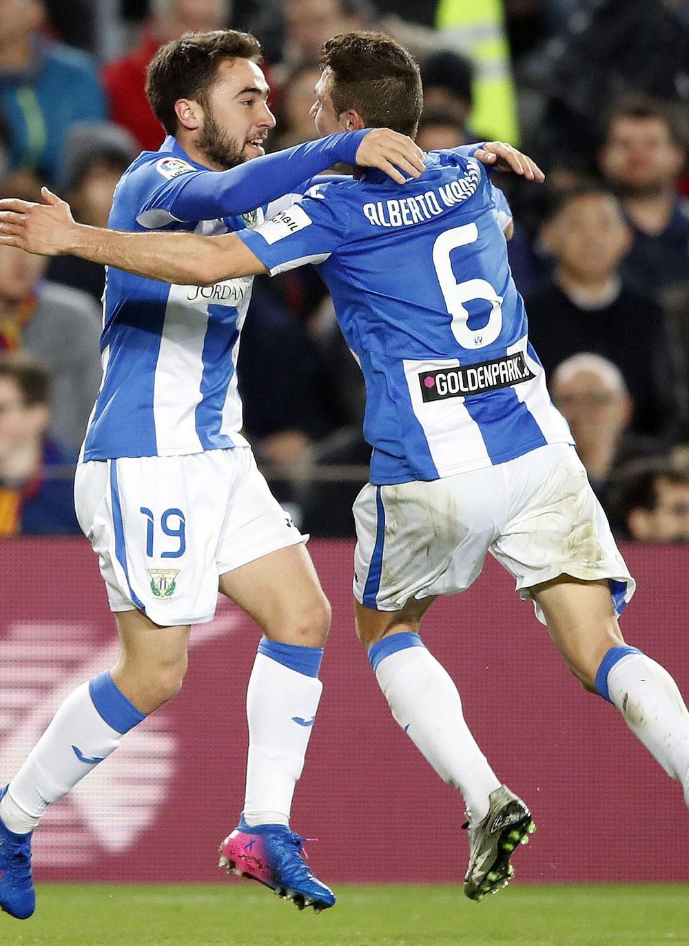 Unai López y Alberto celebran el gol del Leganés.