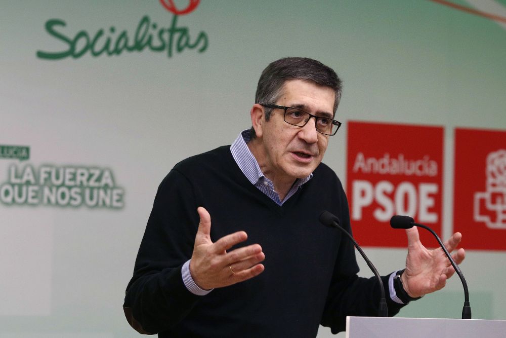 Patxi López durante el encuentro con militantes socialistas en la sede del PSOE de Almería.