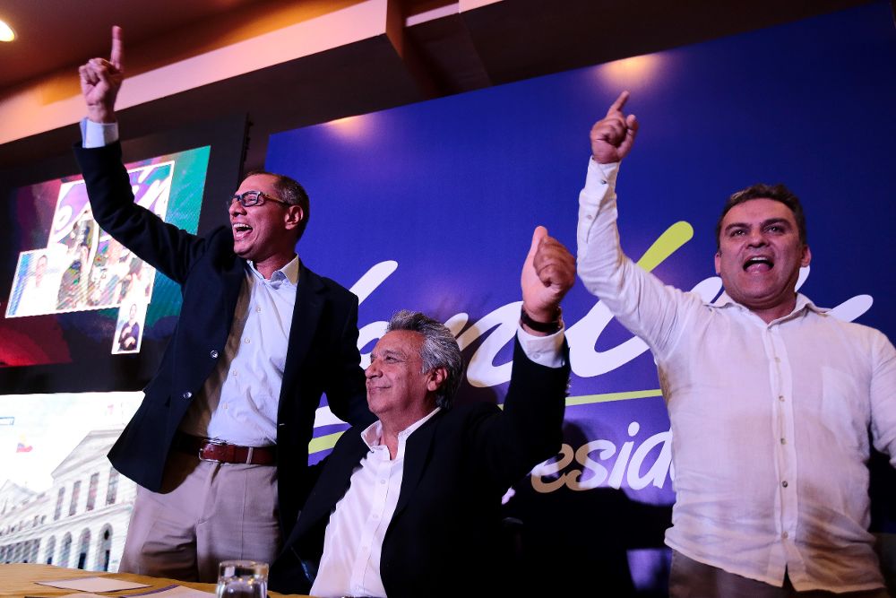 El candidato presidencial oficialista Lenín Moreno (c) celebra junto a su compañero Jorgue Glas (i) y el candidato a la Asamblea Nacional José Serrano los primeros resultados favorables conocidos ayer, domingo.