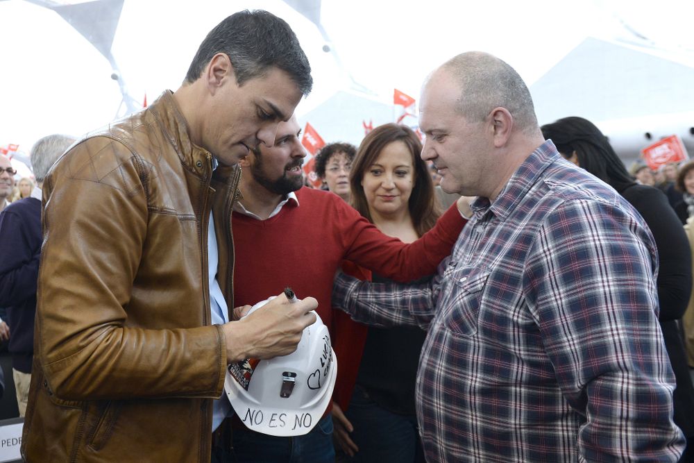 Pedro Sánchez firma un casco como gesto de apoyo al carbón autóctono de un minero leonés en un acto celebrado en Valladolid.