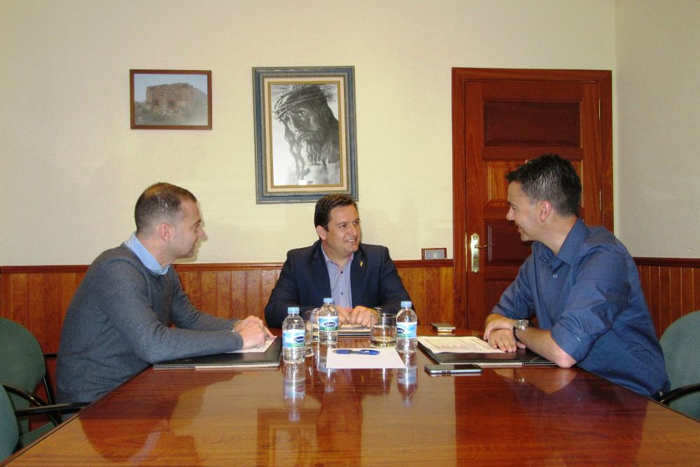 El alcalde de Arona (c) mantuvo una reunión con el secretario segundo de la Mesa del Parlamento, Héctor Gómez (d).