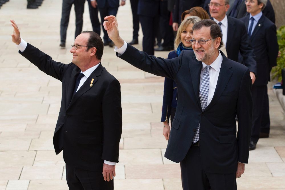 Mariano Rajoy y François Hollande saludan a su llegada a la XXV cumbre bilateral Hispano-Francesa que se desarrolla en Málaga.