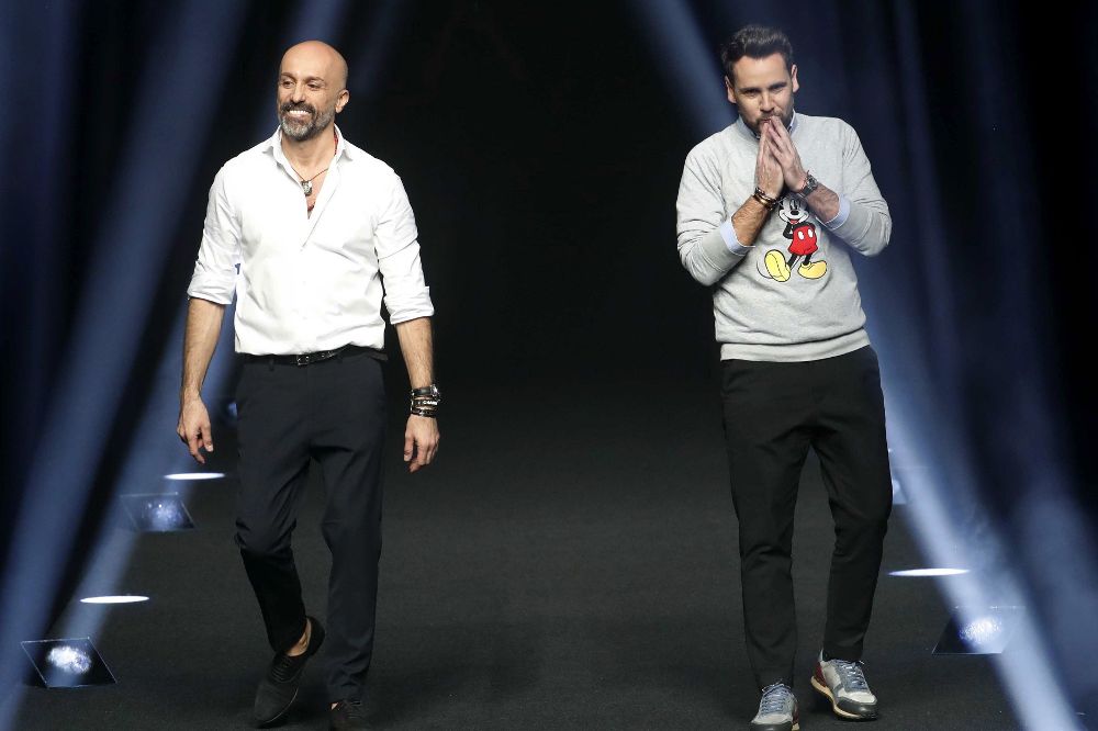 Arnaud Maillard (i) y Álvaro Castejón, diseñadores de la firma Alvarno, saludan al finalizar el desfile de su colección.