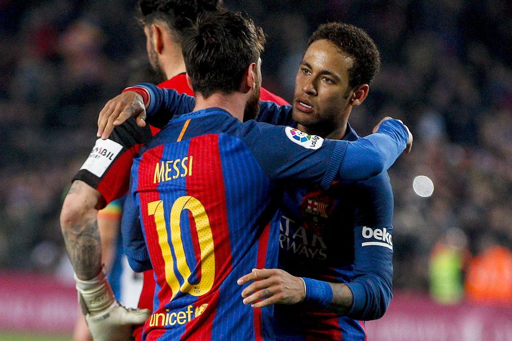 Neymar Jr. abraza a su compañero Leo Messi durante el encuentro de Liga de ayer, domingo.