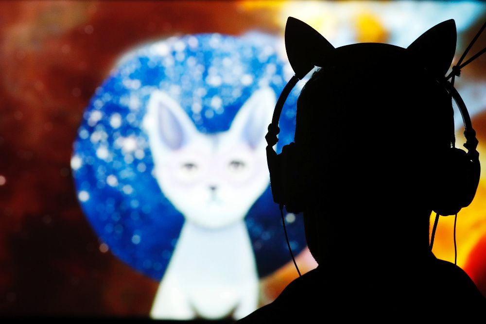 Un hombre lleva auriculares en forma de orejas de gato delante de una obra titulada 'Inteligencia Artificial para Gobernar, el Gatito Al' (2016) del artista Pinar Yoldas durante el Festival Cultural Transmediale 'Siempre Inaprensible' en berlín, Alemania.