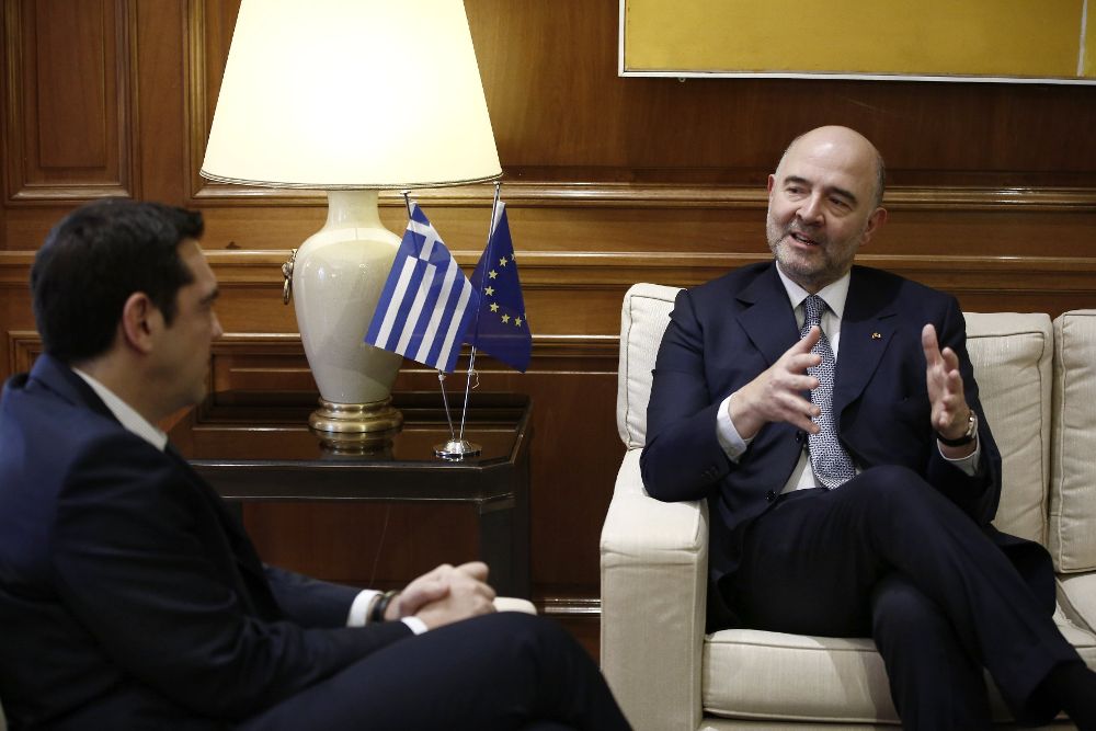 El comisario europeo de Asuntos Económicos, Pierre Moscovici (dcha), mantiene una reunión con el primer ministro griego, Alexis Tsipras, en Atenas .