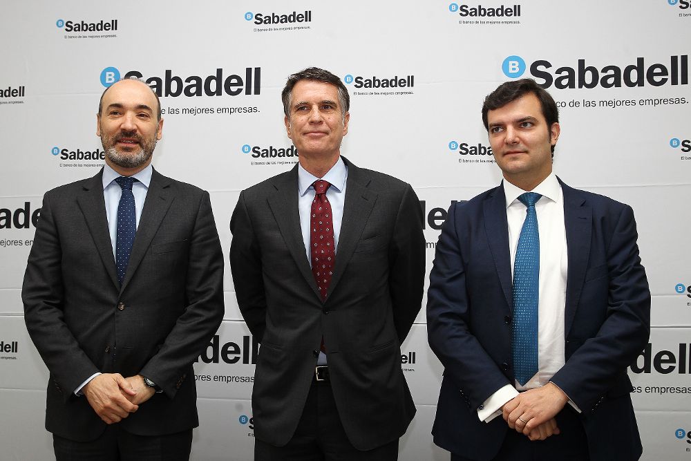 El director general del Banco Sabadell, Francesc Noguera (i), el consejero delegado del Banco Sabadell, Jaime Guardiola (c) y el director ejecutivo de medios del Banco Sabadell, Rafael Niell (d).