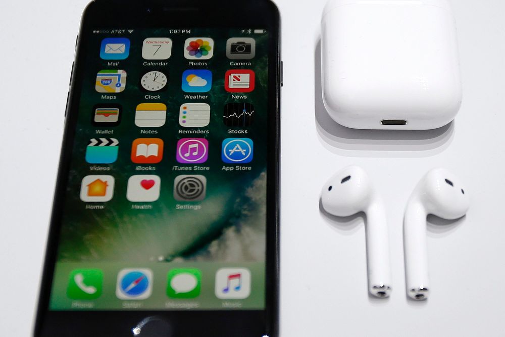 El iPhone 7 y los AirPods de Apple.