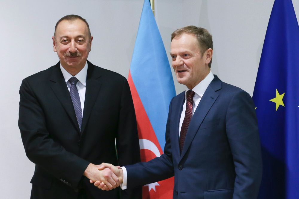 El presidente de Azerbaiyán, Ilham Aliyev (i), en un reciente encuentro con el del Consejo Europeo, Donald Tusk.