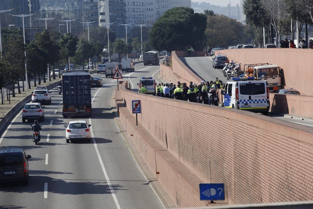 Los Mossos d'Esquadra han detenido esta mañana al conductor de un camión de butano robado que circulaba contra dirección por la Ronda Litoral de Barcelona. 