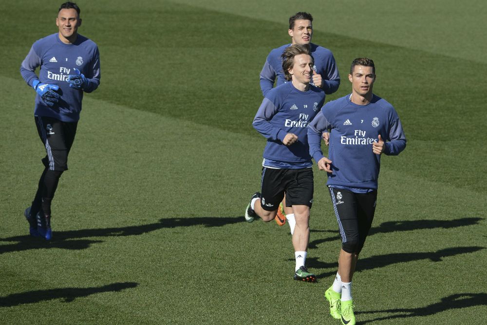 (De izda. a dcha.) Los jugadores del Real Madrid Keylor Navas, Luka Modric, Mateo Kovacic y Cristiano Ronaldo.