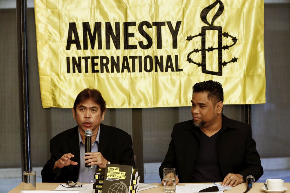 El director de Amnistía Internacional en Filipinas, José Noel Olano (i), ofrece una rueda de presa junto al coordinador Wilnor Papa para presentar el informe anual de la organización, en Manila.