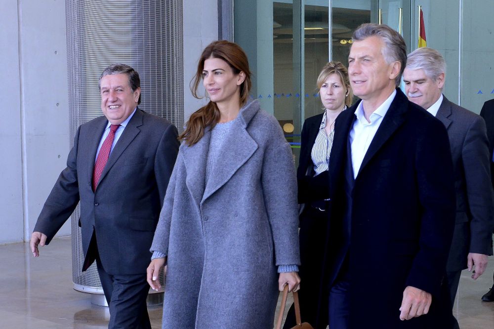 Mauricio Macri (d), y su esposa, Juliana Awada, a su llegada al aeropuerto Adolfo Suárez Madrid-Barajas.