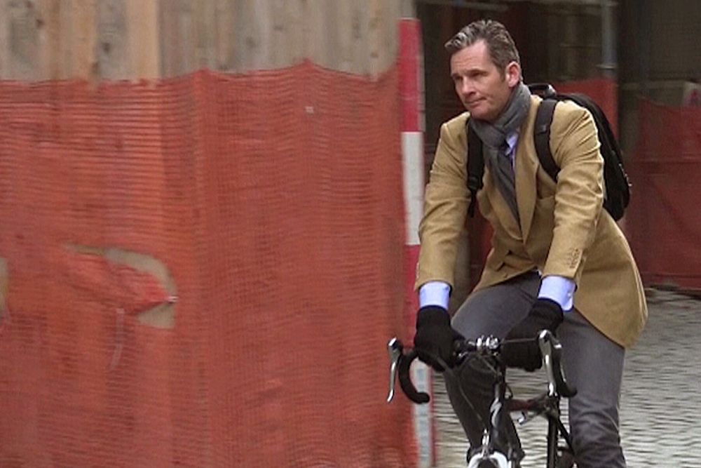 Imagen de televisión de Iñaki Urdangarin mientras se desplaza en bicicleta por Ginebra, donde permanece a la espera de la convocatoria de la vista judicial.