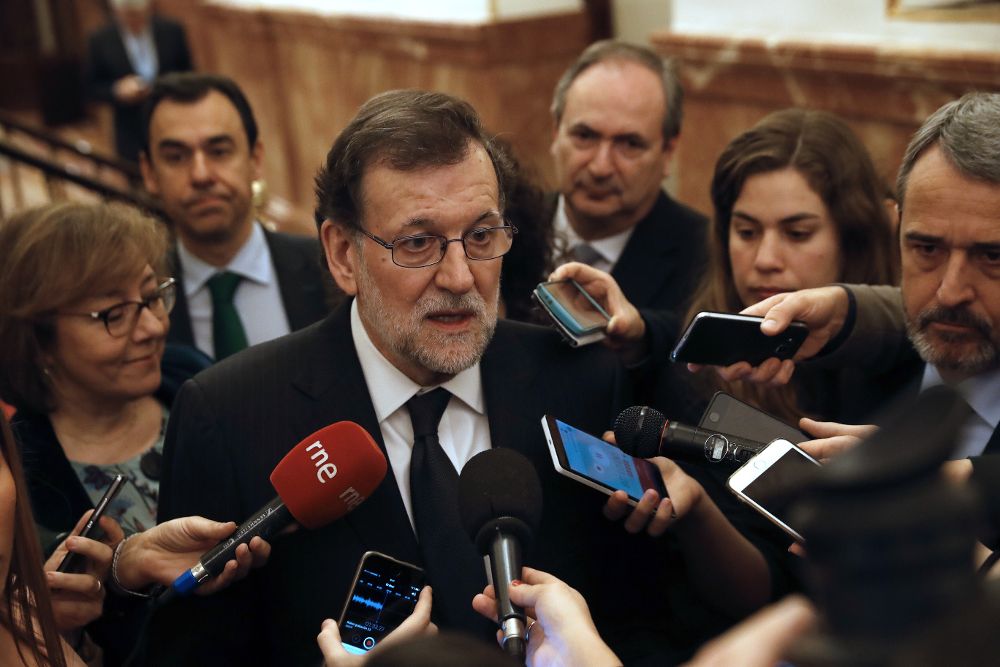 El presidente del Gobierno, Mariano Rajoy, a su llegada hoy al Congreso de los Diputados.
